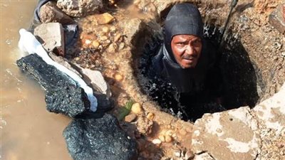 محافظ أسوان: تشكيل لجنة لدراسة الأسباب الهندسية لطفح الصرف الصحى المتكرر بالكرور