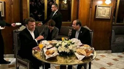 وسط حشد شعبي كبير الرئيس السيسي والرئيس الفرنسي ‏ماكرون يزرون منطقة خان الخليلي بالحسين