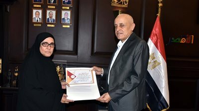 صور.. محافظ الأقصر يكرم الأم المثالية علي مستوي المحافظة لعام 2025