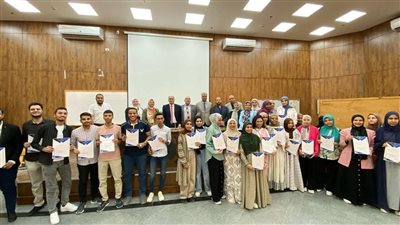 نقيب أطباء قنا يشارك حفل تخرّج الدفعة الثالثة من كورس البحث العلمي بكلية طب قنا