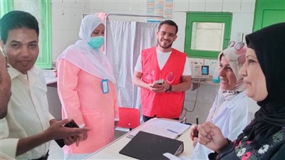 صحه الأقصر..قافلة أبو العينين بالقرنه تختتم أعمالها بالكشف على 526 حالة