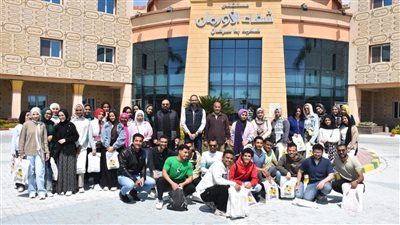 طلاب فنون جميلة يوزعون الهدايا والألعاب على مرضى مشتشفى الاورام بالأقصر