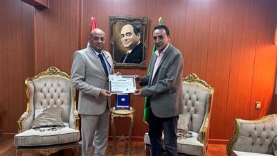 وكيل تعليم الدقهلية يكرم مشرف الخط العربي بمدرسة علي مبارك الثانوية بنين