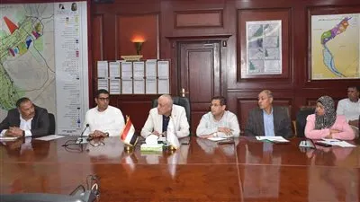 محافظ الأقصر يبحث الفرص الاستثمارية بالمناطق الصناعية بالبغدادى وطيبة