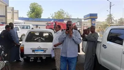 عقب إعتماد التعريفة الجديدة.. محافظ أسوان يتابع إنتظام العمل بالمواقف وخطوط السير للسيرفيس