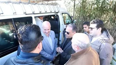 محافظ الشرقية يتفقد مواقف السيارات بأبو حماد والزقازيق لمتابعة إلتزام السائقين بالتعريفة الجديدة