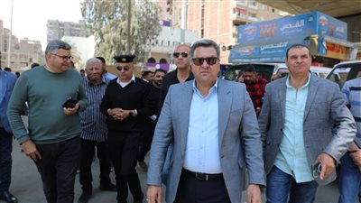 سكرتير مساعد الجيزة يتفقد انتظام العمل بالمواقف والتزام السائقين بالتعريفة الجديدة