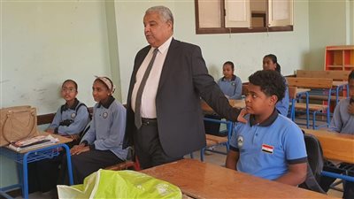 وكيل تعليم الأقصر يتفقد عددًا من المدارس.. ويشيد بانضباط العمل داخل مدارس التعليم الفني