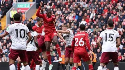 ليفربول يهزم وست هام بصعوبة في الدوري الإنجليزي