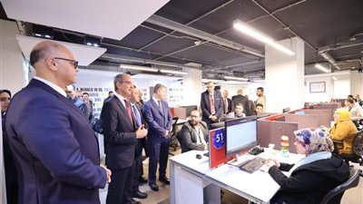 وزير الاتصالات يلتقي 350 مهندسا يصدرون خدمات رقمية ببنها