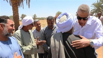 محافظ أسوان يعطى إشارة البدء لموسم حصاد محصول القمح الجديد لعام 2025 بنصر النوبة