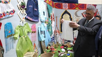 محافظ أسوان يشهد الحفل الختامى لمعرض الأنشطة التربوية والطلابية