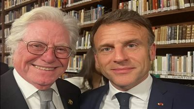 أشاد بالرئيس السيسي.. حسين فهمي يكشف تفاصيل لقائه مع ماكرون (فيديو)