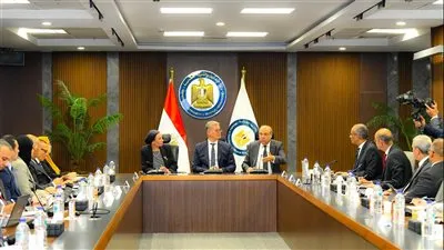 وزراء البيئة والبترول والطيران يبحثون التعاون في مشروع انتاج وقود الطائرات 