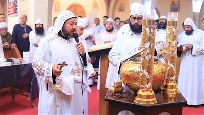 بحضور المئات.. أقباط إسنا يحتفلون بخميس العهد في دير الأنبا متاؤس الفاخوري جنوب الأقصر