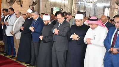 بحضور وزير الأوقاف.. محافظ الإسكندرية وسفير الكويت يؤدون صلاة الجمعة