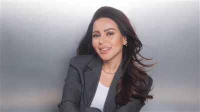 أسما إبراهيم تتألق ببدلة رمادية من ديور في أحدث جلسة تصوير بدبي