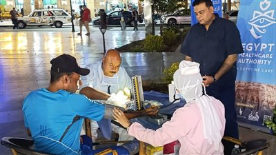 مدير هيئة الرعاية الصحية بأسوان يتفقد الفرق الطبية المتنقلة بالكنائس بمناسبة عيد القيامة المجيد وشم النسيم