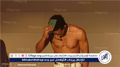 في أمريكا.. محمد رمضان يضع الباسبور المصري على رأسه 