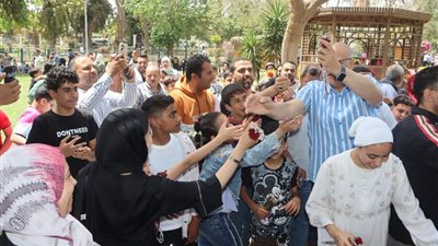 محافظ القليوبية يتفقد حدائق القناطر الخيرية ويشارك المواطنين فرحة شم النسيم