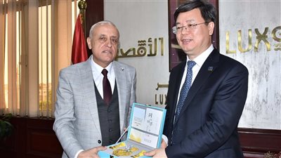 محافظ الأقصر يستقبل وفد مدينة تشنزن الصينية لبحث التعاون المشترك