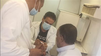 محافظ أسوان: تكثيف جهود القوافل الطبية المتحركة لتأمين المواطنين