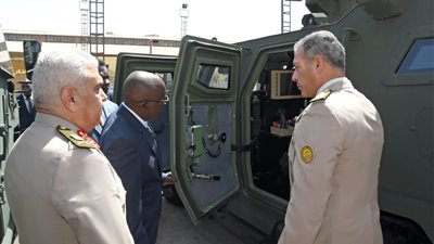 مجمع الصناعات الهندسية لإدارة المركبات بـالقوات المسلحة يستقبل وفد أوغندى برئاسة المفتش العام لوزارة الداخلية الأوغندية 