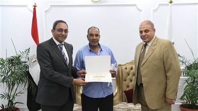 محافظ قنا يُكرِّم معلمي التربية الرياضية بمدرسة الشهيد نصاري تقديرًا لجهودهم في تفعيل الأنشطة المسائية