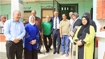 في أول جولة مفاجئة... وزير التعليم يجري حوار ابوي مع طلاب الشرقية