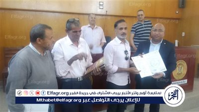 رئيس مركز الغنايم بأسيوط يسلم 12 عقد تقنين لواضعي اليد
