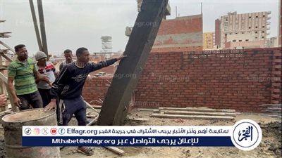 رئاسة غرب المنصورة تتصدى لأعمال البناء المخالف بإزالة دور خامس علوى لعقار مخالف