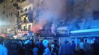 السيطرة على حريق هائل داخل محل ملابس بشارع القسم بمدينة الخصوص دون إصابات