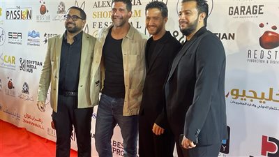 النجوم يتوافدون على السجادة الحمراء لمهرجان الإسكندرية للفيلم القصير