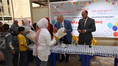 نائب رئيس جامعة الفيوم يشارك الأطفال فرحتهم احتفالًا بيوم اليتيم