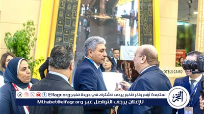وزير السياحة والآثار يقوم بجولة داخل الجناح المصري المُشارك في معرض سوق السفر العربي