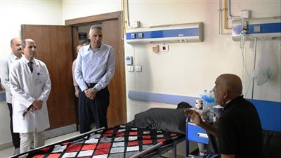 محافظ أسوان يزور مستشفى الباطنة للاطمئنان على الفلسطنيين القادمين من غزة