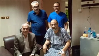 رئيس جامعة أسوان يزور المدير التنفيذي للمستشفيات الجامعية بعد حادث