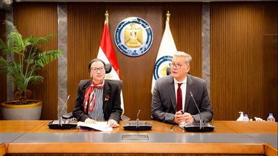 وزيرا البيئة والبترول يناقشان سبل خفض الإنبعاثات الكربونية في مصر