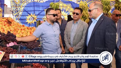 رئيس مدينة الإسماعيلية يفتتح منفذًا لبيع الخضروات والفاكهة واللحوم البلدية بأسعار مخفضة 