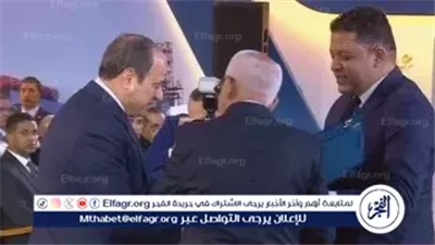  رئيس الاتحاد العام لنقابات عمال مصر يقدم درع الاتحاد هدية للرئيس السيسي في حفل عيد العمال