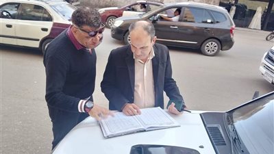 رئيس غرب المنصورة يتابع أعمال تجميل ونظافة وكنس الشوارع ورفع القمامة بنطاق الحى