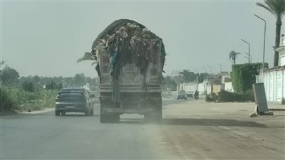 ضبط سيارة نقل مخلفات غير ملتزمة بمعايير وضوابط العمل تسببت في تناثر المخلفات بالجيزة