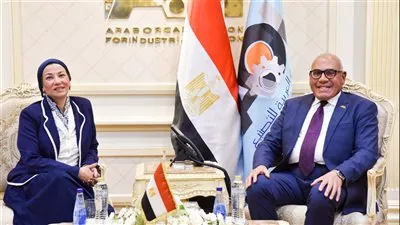 وزيرة البيئة ورئيس الهيئة العربية للتصنيع يشهدوا توقيع واتفاقيات في البيئة