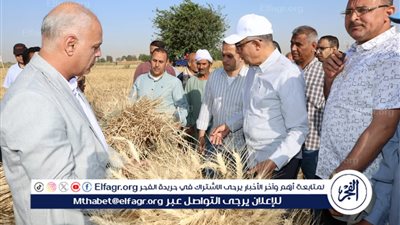 خلال مشاركته في حصاد القمح بالعدوة محافظ المنيا يُكرم المزارعين والرائدات الريفيات ومهندسي الإرشاد