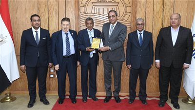 محافظ قنا يشارك في احتفالية عيد العمال ويشيد بدورهم في بناء الوطن