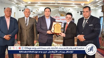 نائب محافظ بني سويف يكرم رموز العمل النقابي والمتميزين في احتفالية عيد العمال