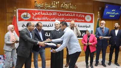 محافظ القليوبية يُسلِم ملابس الإحرام لحجاج الجمعيات الأهلية (صور)