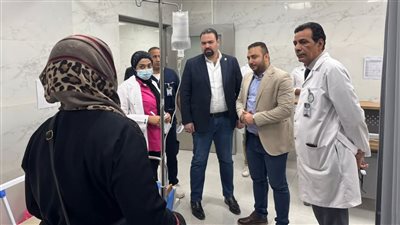 رئيس إقليم الصعيد ومدير الرعاية بالأقصر يتفقدان مبنى الطوارئ بالمجمع الطبي