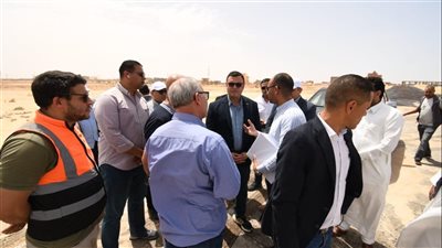 وزير الإسكان يبدأ جولة لمتابعة مشروعات الساحل الشمالي الغربي ويتفقد أعمال الطرق والمرافق والكهرباء بمنطقة رأس الحكمة