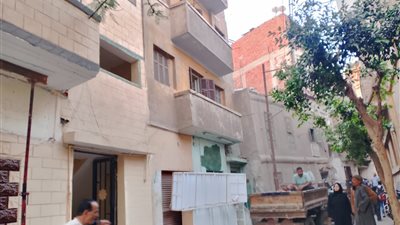 إخلاء منزل آيل للسقوط بمدينة طوخ حفاظًا على سلامة المواطنين